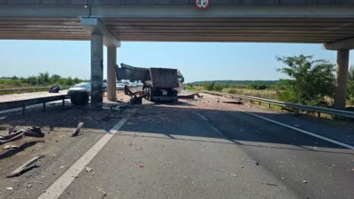 Accident pe Autostrada A1. Un TIR a intrat într-un stâlp de pod și a blocat circulația spre Capitală