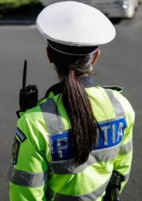 O polițistă din Vâlcea riscă sancțiuni. A fost filmată în timp ce ștergea geamurile instituției în uniformă