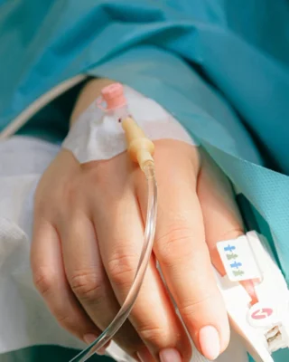 O tânără a mers la spital crezând că are o răceală. A aflat că este în travaliu și a născut imediat