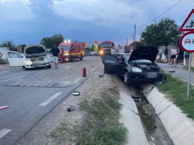 Accident grav în Racovița. Cinci persoane au fost rănite după impactul dintre două autoturisme