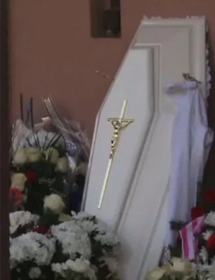 Doi români au condus o sută de kilometri cu fiul decedat pe bancheta din spate crezând că doarme
