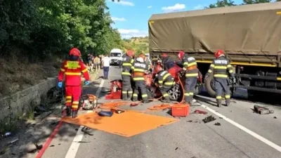 Accident grav în Mureș. Trei morți, printre care un copil, după impactul dintre trei mașini și un camion militar