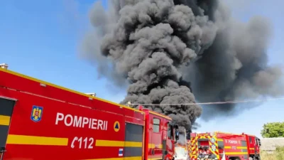 Incendiu puternic la o hală de deșeuri din Prahova. Fum dens și mesaj RO-Alert pentru populație