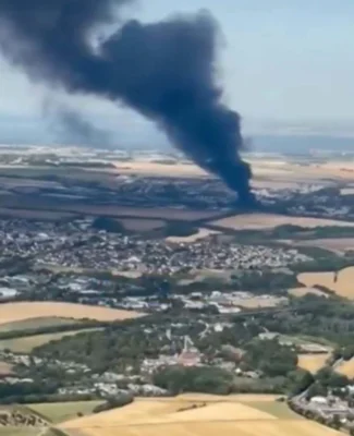 Incendiu de proporții lângă Paris. Zeci de vehicule cuprinse de flăcări și trafic aerian perturbat pe aeroportul Charles de Gaulle