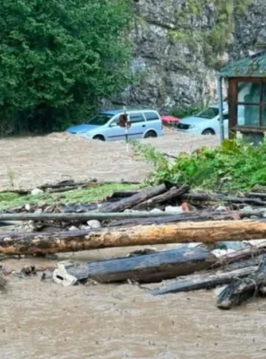 Inundații și viituri în mai multe județe din țară după o furtună violentă