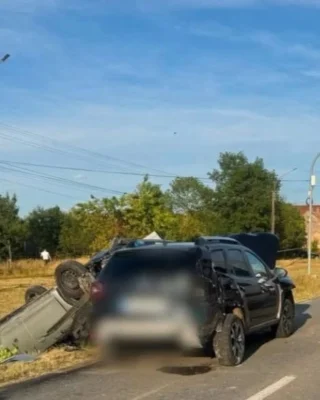 Accident grav în județul Timiș. Un bărbat a murit și alte persoane au fost rănite în urma impactului dintre două mașini și un microbuz