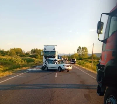 Tragedie rutieră în Caraș-Severin. Un adolescent de 16 ani a murit în urma unei manevre riscante a tatălui său