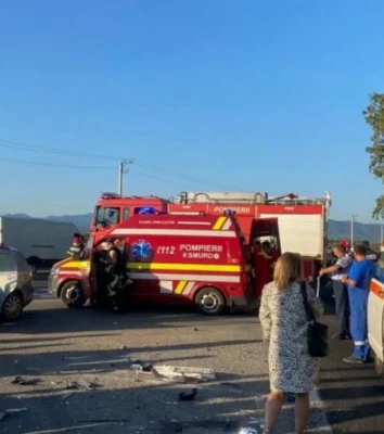 Urmărire ca în filme în Constanța. Patru răniți și o mașină a poliției arsă după un accident grav