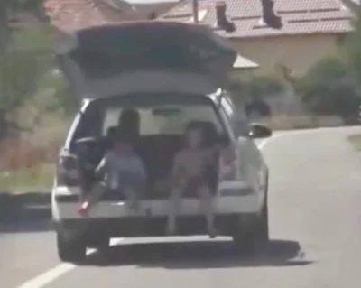 Șofer din Gorj amendat după ce a transportat doi copii în portbagajul mașinii în mers