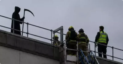 Bărbat costumat în moarte cu coasa pe acoperișul unui spital. A fost arestat și amendat de magistrați