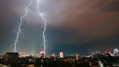Efectele furtunii din Argeș. Pompierii au intervenit după ce mai mulți arbori au căzut pe drumuri și gospodării