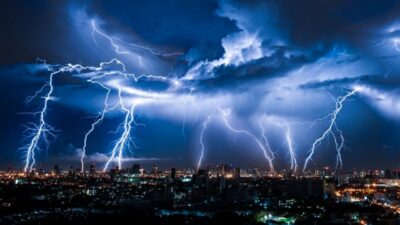 Prognoza meteo 27 august: Se schimbă totul! Unde lovesc furtunile și unde avem 34 de grade