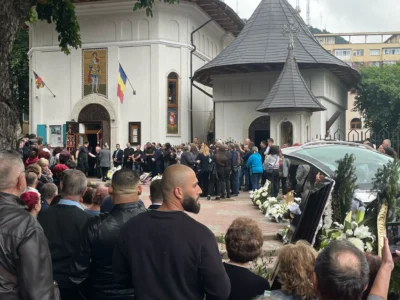 Sute de oameni l-au condus pe ultimul drum pe polițist