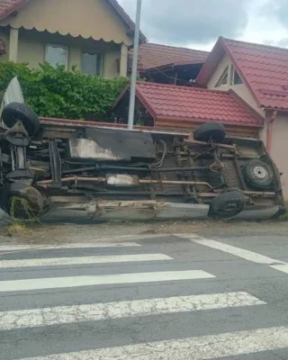 Accident rutier grav pe centura Bistriței. Șase persoane au fost rănite după ce un microbuz s-a răsturnat