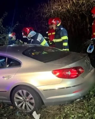 Accident grav în Prahova. Doi tineri au murit după ce mașina în care se aflau a intrat într-un copac
