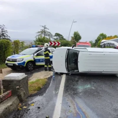 Accident rutier pe drumul spre Poiana Brașov. Un șofer de 60 de ani a fost rănit după ce mașina s-a răsturnat