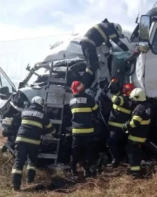 Accident tragic pe DN6 în Caraș-Severin. Două femei au murit după ce microbuzul a fost strivit între două TIR-uri