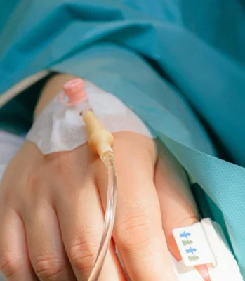 O fetiță de doar 11 ani a fost găsită inconștientă într-o p…