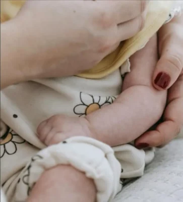 ȘOC! Bebeluș de 5 luni, furat de două persoane cu cagule direct din…