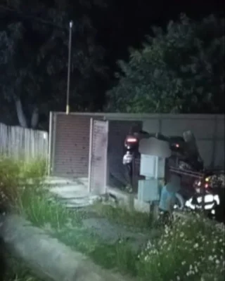 S-au RĂSTURNAT cu mașina într-o curte! Doi tineri de 16 și 18 ani au…