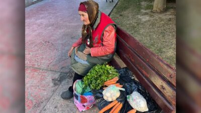 Drama bătrânei de 80 de ani. Nu are bani de tarabă și vinde pe o bancă din…