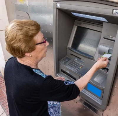 Se dau 500 de lei direct pe card. Pierd totul pensionarii care au plecat din…