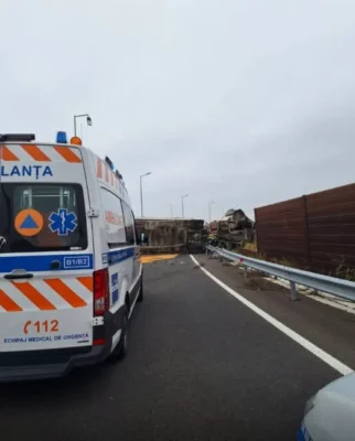 TRAGEDIE pe A7! Un șofer de 70 de ani a MURIT după ce camionul cu cereale s-a răsturnat