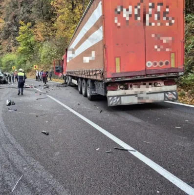 Accident VIOLENT pe DN7! Tânăr de 18 ani, DESCARCERAT după impactul cu un autocamion!