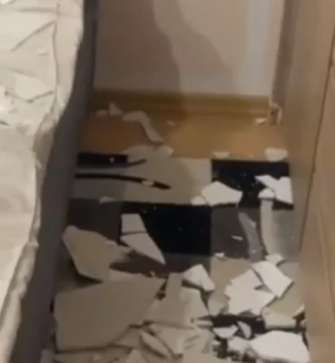 PANICĂ într-un bloc ANL din Dej! Copil de 6 ani, LOVIT de tencuiala căzută din tavan!
