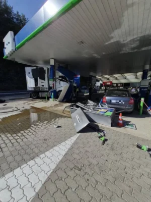 Pericol uriaș de explozie. Un TIR a spulberat o benzinărie pe…