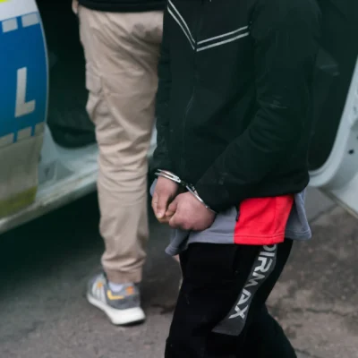 Şi-a bătut soţia, a tras-o de păr şi a târât-o până în curte. Cei doi copii au asistat la scene
