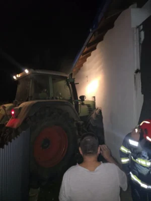 ȘOC! A intrat cu tractorul în casă! O familie întreagă a…