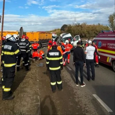 TRAGEDIE pe DN 7, în Buftea! Doi morți după impactul dintre un microbuz și o autobasculantă