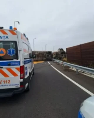 TRAGEDIE pe A7! Un șofer din Botoșani a MURIT după răsturnarea camionului cu cereale