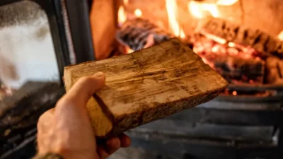 ATENȚIE, români cu SOBE PE LEMNE! Ce prevede proiectul și cine ar putea primi BANI